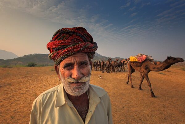 Un indien et un chameau dans le désert du Rajasthan